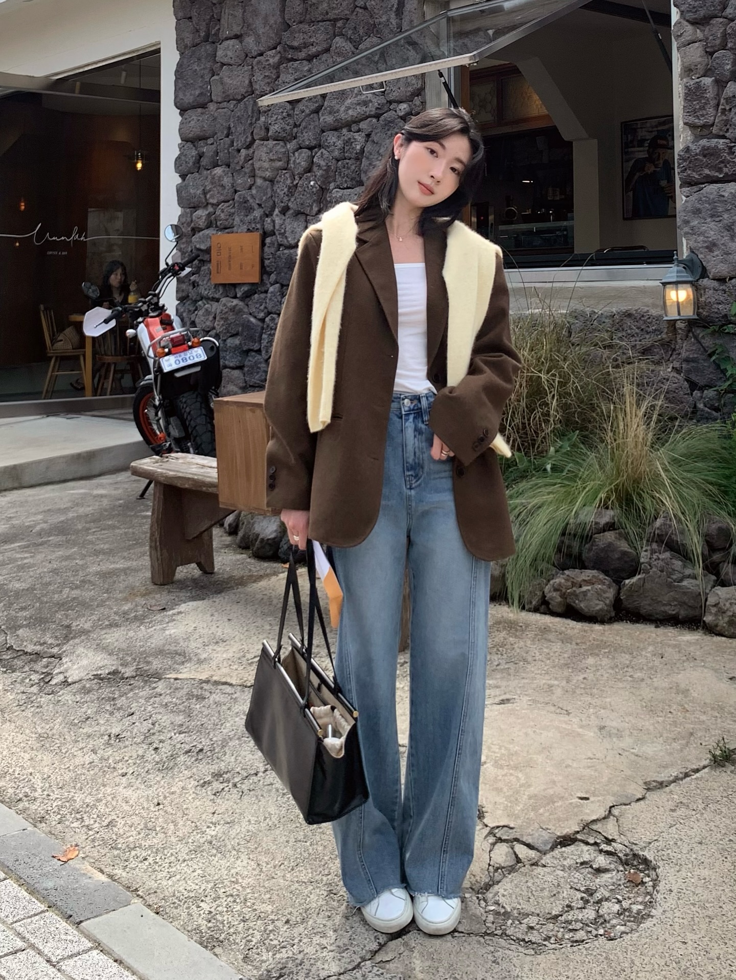 Áo blazer giúp nâng cấp mọi outfit một cách nhanh chóng. Chỉ cần khoác ngoài là set đồ trở nên chỉn chu hơn. Dễ phối với quần âu hoặc chân váy, blazer phù hợp cả đi làm lẫn đi chơi nếu chọn form gọn và màu trung tính.