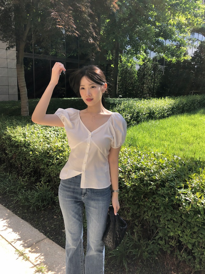 Áo blouse mang đến cảm giác mềm mại, nữ tính khi phối cùng quần jeans. Những chi tiết như tay bồng, cổ nơ giúp set đồ bớt cứng nhắc. Tuy nhiên, nên chọn thiết kế tiết chế để tránh rườm rà, giữ tổng thể gọn gàng, phù hợp môi trường công sở.