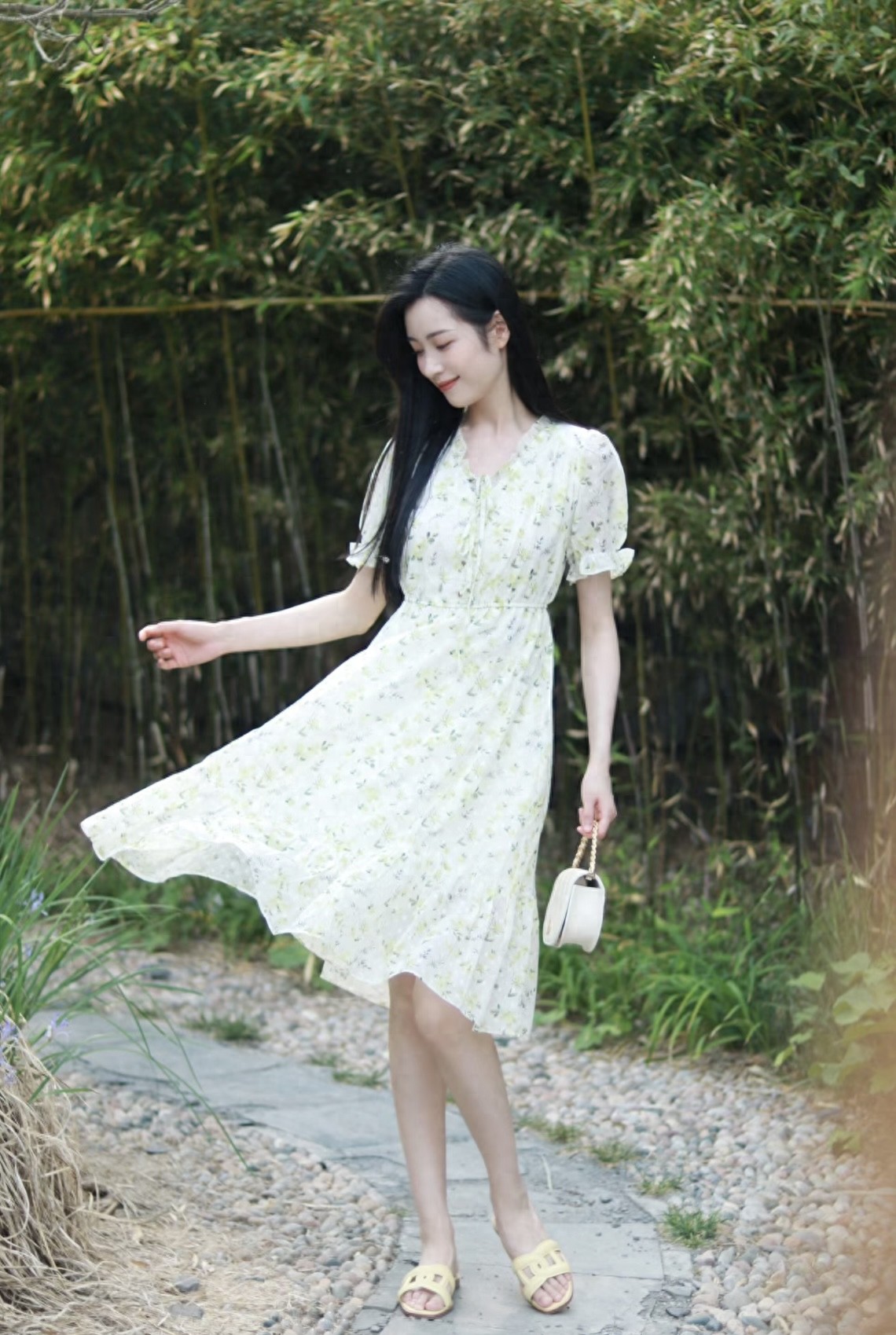 Không cần cầu kỳ, 4 outfit công sở ngày Hè này giúp chị em vừa mát mẻ lại tươi tắn, diện lên xinh xắn hẳn - 11