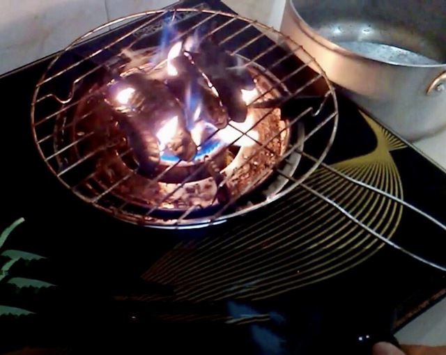 Nên nướng quả bồ kết trên than hồng cho đến khi có mùi thơm ngào ngạt rồi mới để khói lan tỏa.