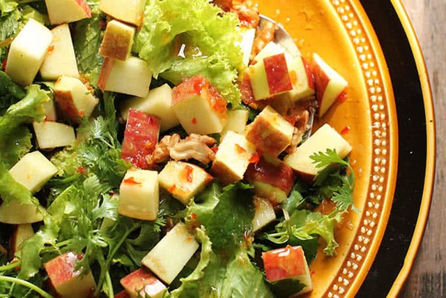 Món salad tao nên giữ nguyên vỏ để hưởng trọn lợi ích dinh dưỡng.