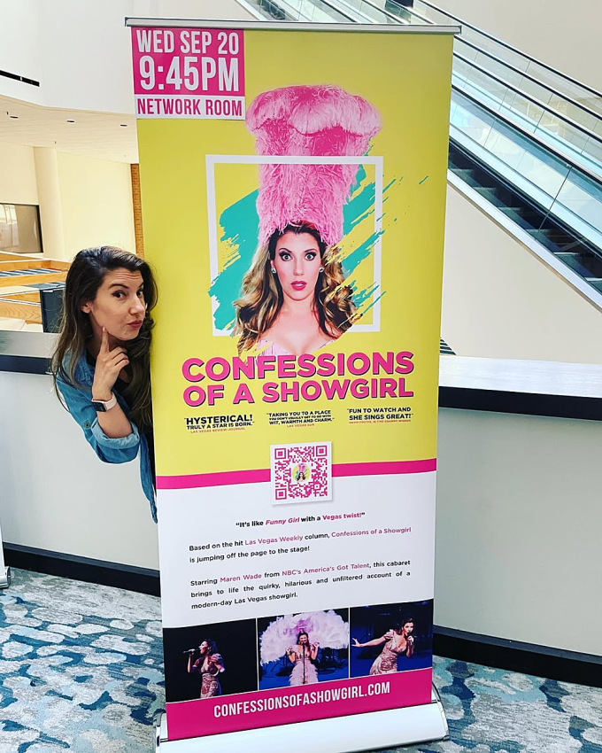 Maren Wade tạo dáng bên biển quảng cáo show của cô năm 2023. Ảnh: Instagram Maren Wade