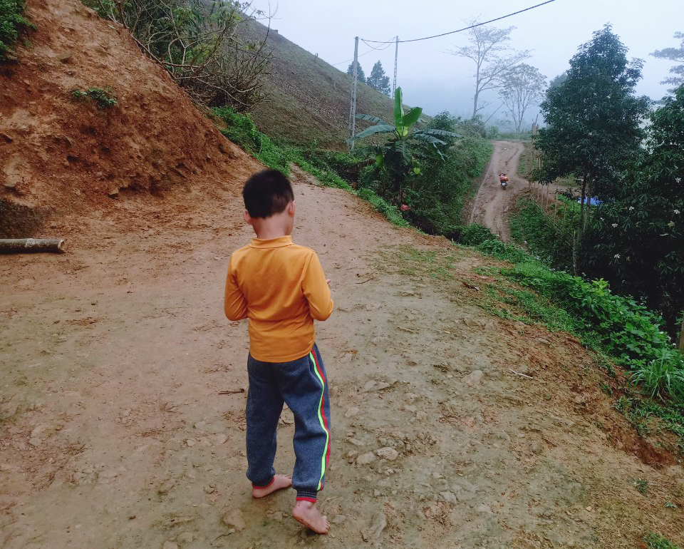 Cậu bé Huy, 6 tuổi, ở xã Na Mẫu, huyện Ba Bể sáng cuối tháng 3/2022. Ảnh: Gia đình cung cấp