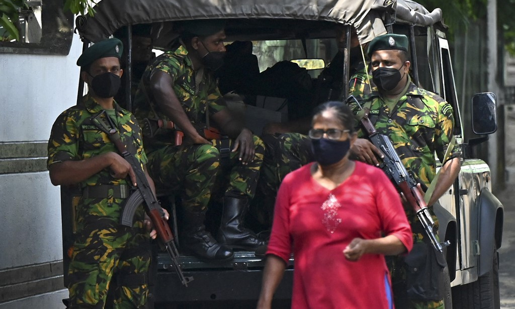 Binh sĩ Sri Lanka trên đường phố thủ đô Colombo hôm 2/4. Ảnh: AFP.