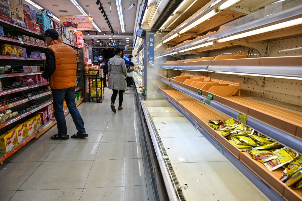 Kệ hàng trống không trong siêu thị ở Thượng Hải trước khi thành phố thực thi lệnh phong tỏa hôm 29/3. Ảnh: AFP
