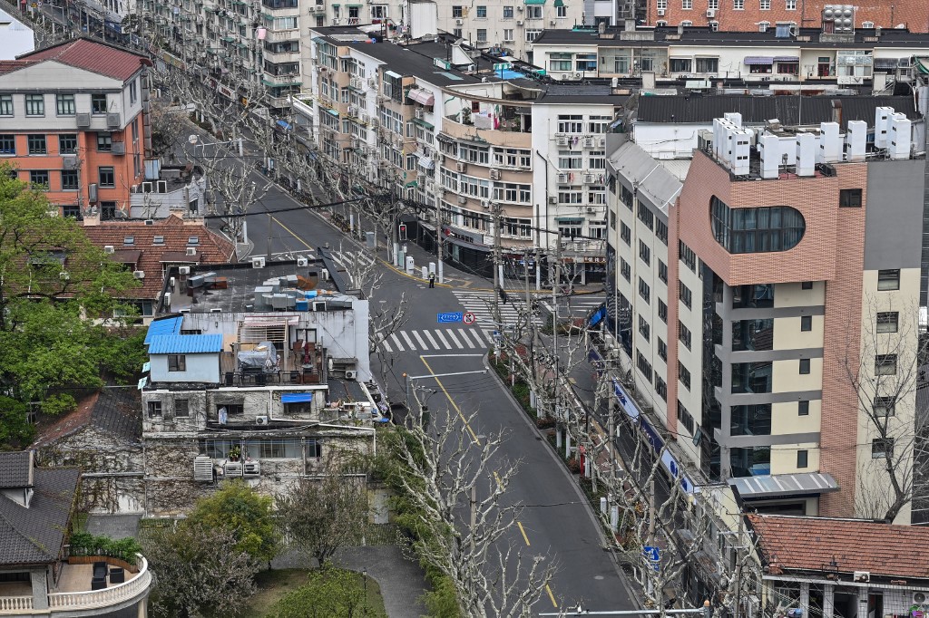 Đường sá vắng lặng ở quận Tĩnh An, Thượng Hải, ngày 1/4. Ảnh: AFP