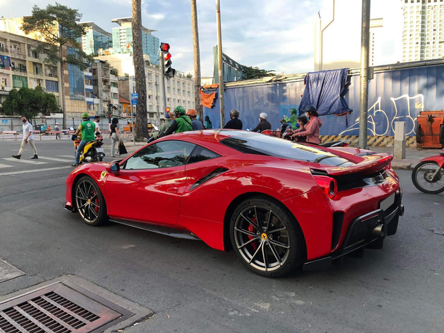 Siêu xe Ferrari 488 Pista Coupe độc nhất Việt Nam lộ diện lần đầu sau gần 1 năm về nước - Ảnh 2.