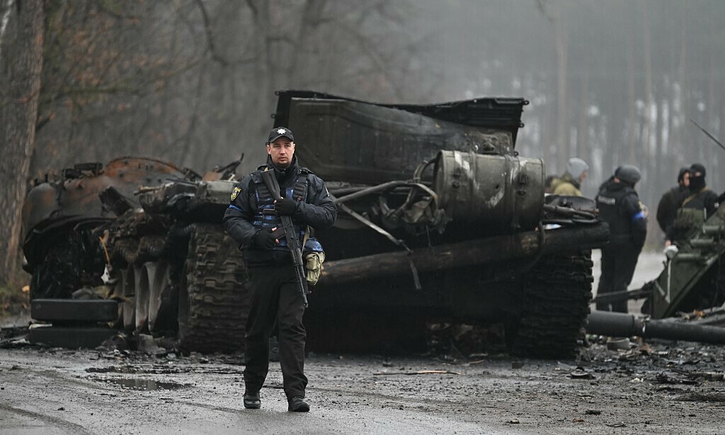 Cảnh sát Ukraine tuần tra ở làng Dmytrivka, phía tây Ukraine ngày 2/4 sau khi các lực lượng Nga rút khỏi khu vực quanh thủ đô. Ảnh: AFP.