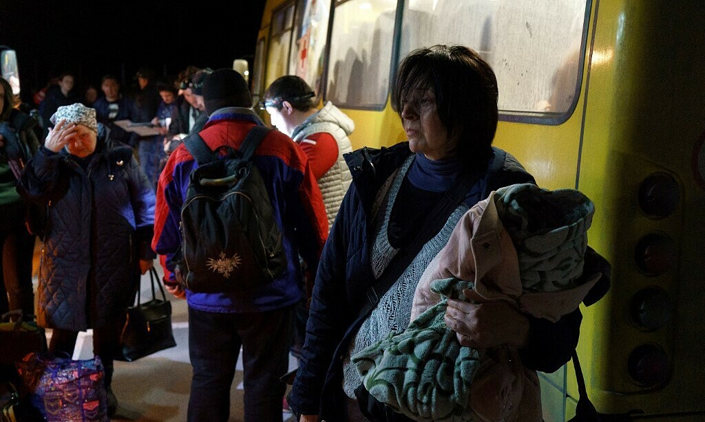 Xe buýt chở dân thường sơ tán từ Mariupol và Melitopol đến Zaporizhzhia, miền trung Ukraine ngày 1/4. Ảnh: AFP.