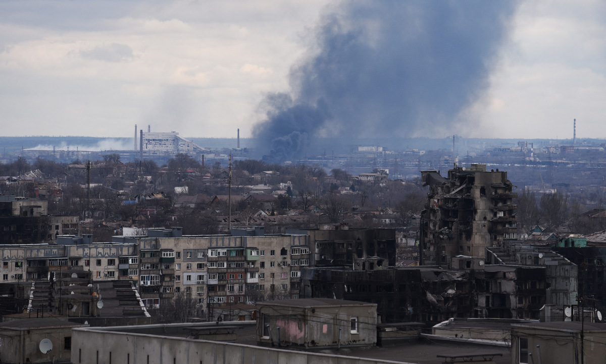Khói bốc lên từ một đám cháy ở Mariupol, đông nam Ukraine, hôm 4/4. Ảnh: Reuters.
