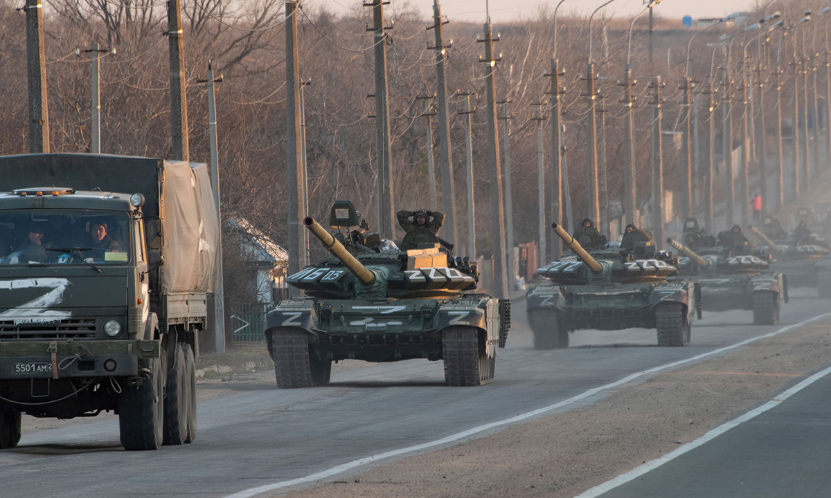 Một đoàn xe tăng di chuyển trên cao tốc Mariupol-Donetsk ở Ukraine hôm 23/3. Ảnh: Reuters.