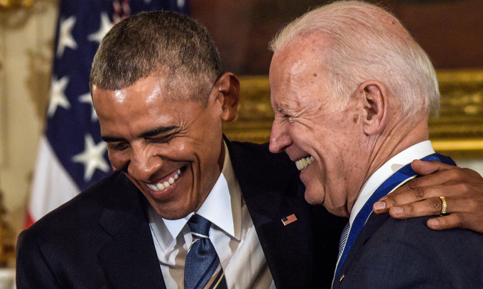 Tổng thống Mỹ Joe Biden và cựu tổng thống Barack Obama (trái) tại Nhà Trắng, hồi tháng 12/2017. Ảnh: AP.
