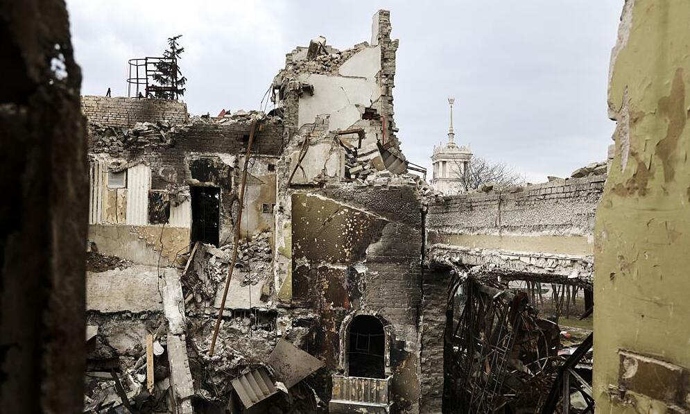Một tòa nhà bị phá hủy sau pháo kích ở thành phố Mariupol, phía nam Ukraine hôm 4/4. Ảnh: AP.