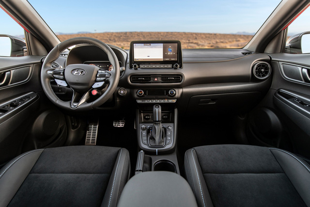 Hyundai Kona 2023 lộ nội thất như xe sang: Vô-lăng Land Rover, cần số sau vô-lăng kiểu Mercedes - Ảnh 3.