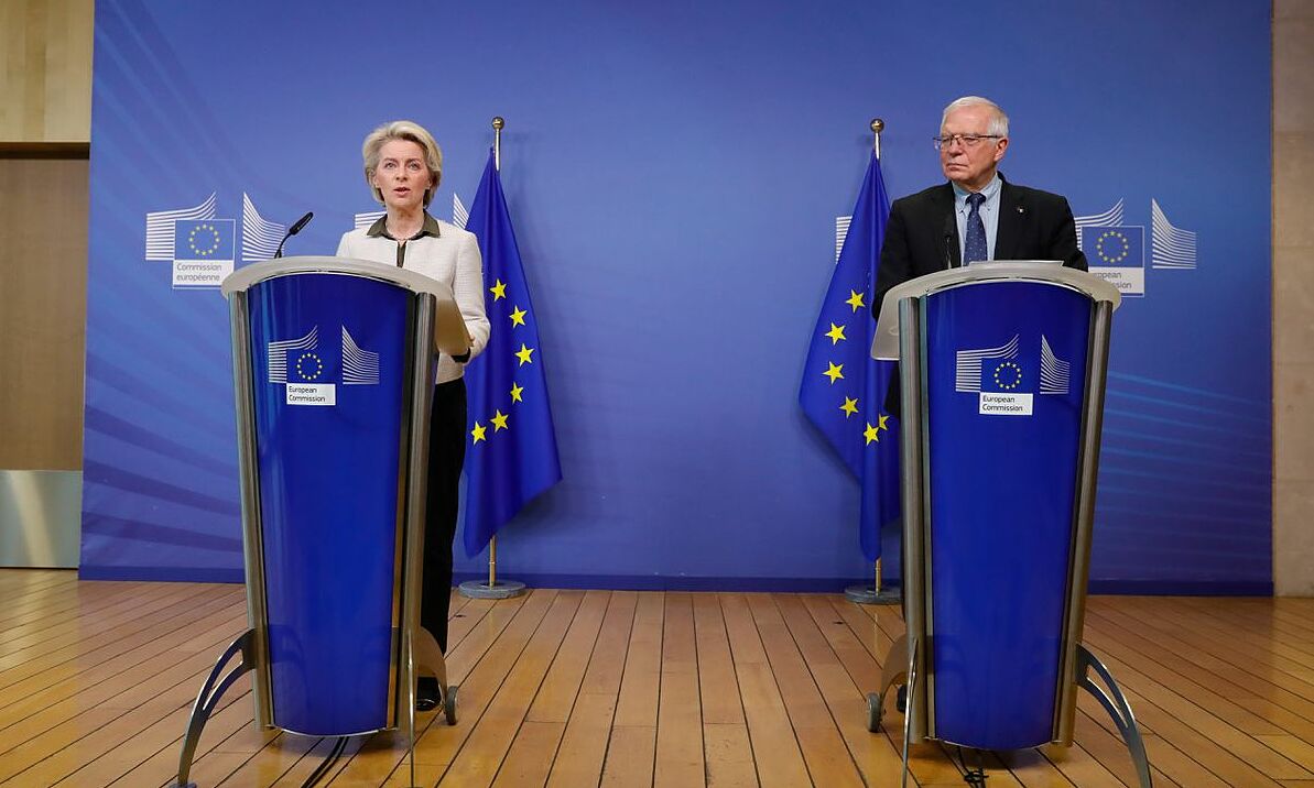 Chủ tịch Ủy ban châu Âu Ursula von der Leyen (trái) và đại diện cấp cao về chính sách đối ngoại và an ninh của EU Josep Borrell tại Brussels, Bỉ hôm 27/2. Ảnh: Reuters.