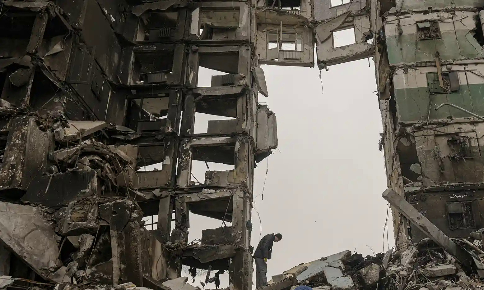 Một khu chung cư bị phá hủy tại Borodyanka, Ukraine hôm 5/4. Ảnh: AP.