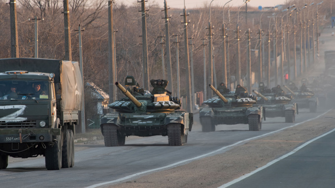 Một đoàn xe tăng di chuyển trên cao tốc Mariupol-Donetsk ở Ukraine hôm 23/3. Ảnh: Reuters.