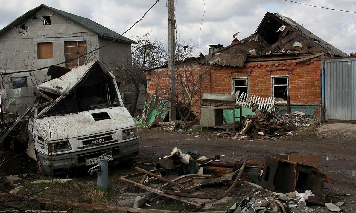 Nhà và xe bị phá hủy do giao tranh ở Kharkov, Ukraine hôm 4/4. Ảnh: Reuters.