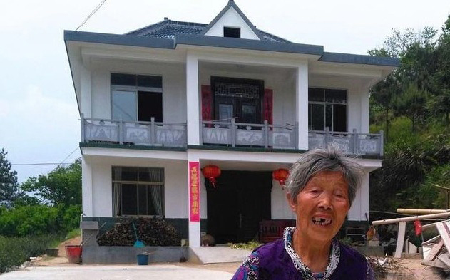 Bà Hồ Hạnh Trân bên căn biệt thự còn đang dở dang xây dựng, tháng 3/2022. Ảnh: 163.com