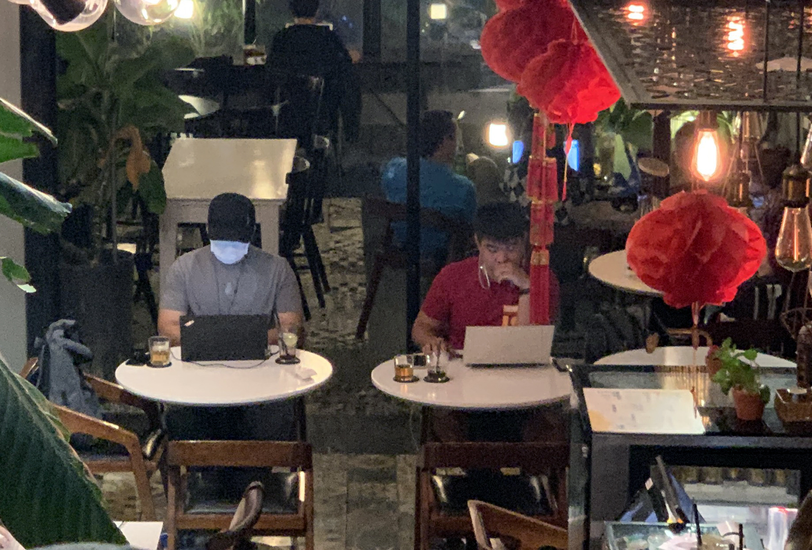 Nhiều người mang theo máy tính, làm việc xuyên đêm tại một quán cà phê 24h ở quận 1, tối 5/4. Ảnh: Thanh Nga.