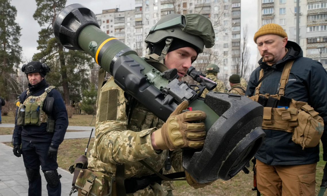 Lính Ukraine vác tên lửa NLAW tại thủ đô Kiev hồi đầu tháng 3. Ảnh: AP.