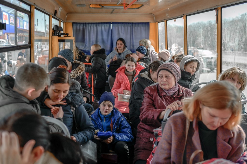 Người dân sơ tán tới một trung tâm ở Zaporizhzhia, cách Mariupol khoảng 200 km về phía tây bắc, hôm 6/4. Ảnh: AFP