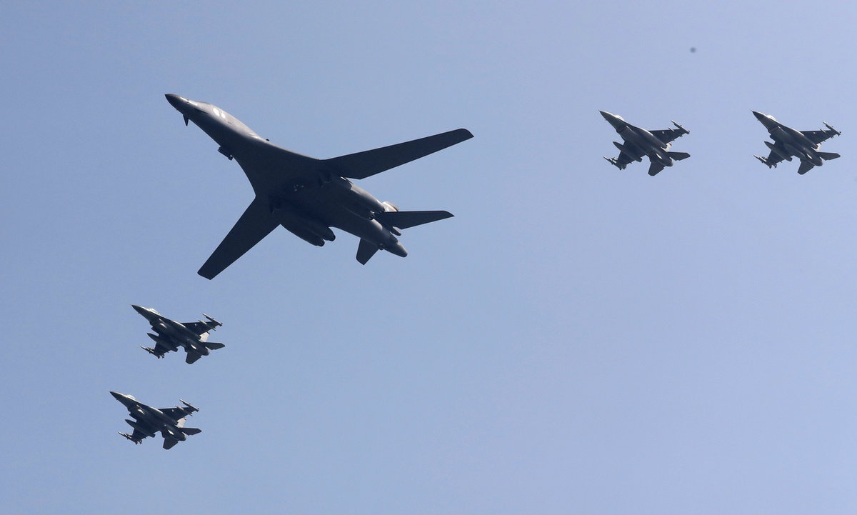 Oanh tạc cơ B-1B Mỹ bay qua căn cứ Osan ở Hàn Quốc hồi năm 2016. Ảnh: AP.