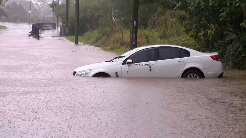 Ôtô ngập trong nước lũ ở Dapto ngày 7/4. Ảnh: 9News.