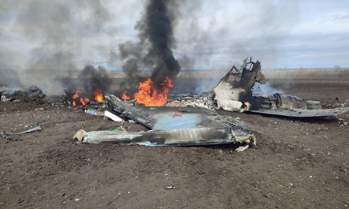 Xác tiêm kích Nga rơi tại tỉnh Kharkov trong ảnh công bố hôm 3/4. Ảnh: BQP Ukraine.