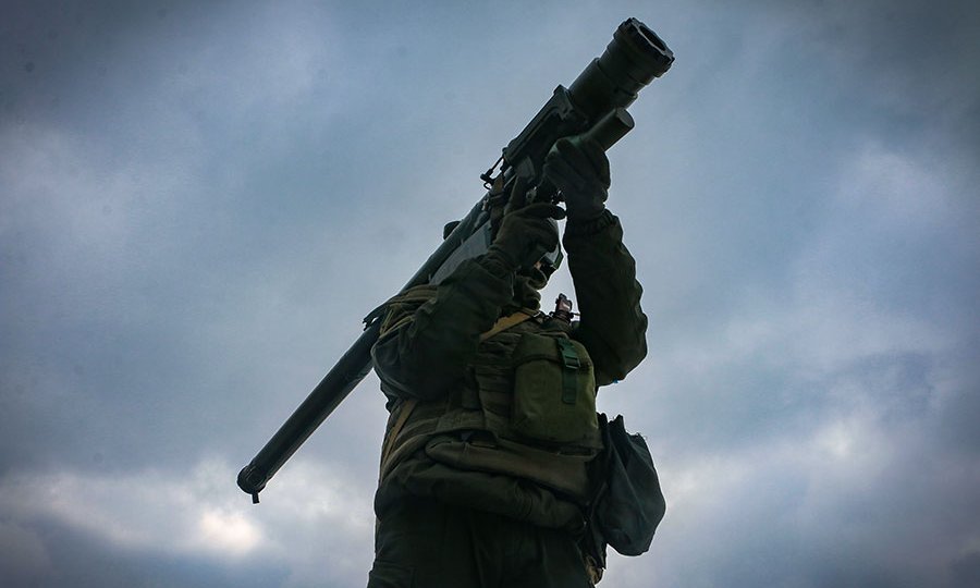 Binh sĩ Ukraine huấn luyện với tên lửa phòng không vác vai Piorun. Ảnh: Vệ binh Quốc gia Ukraine.