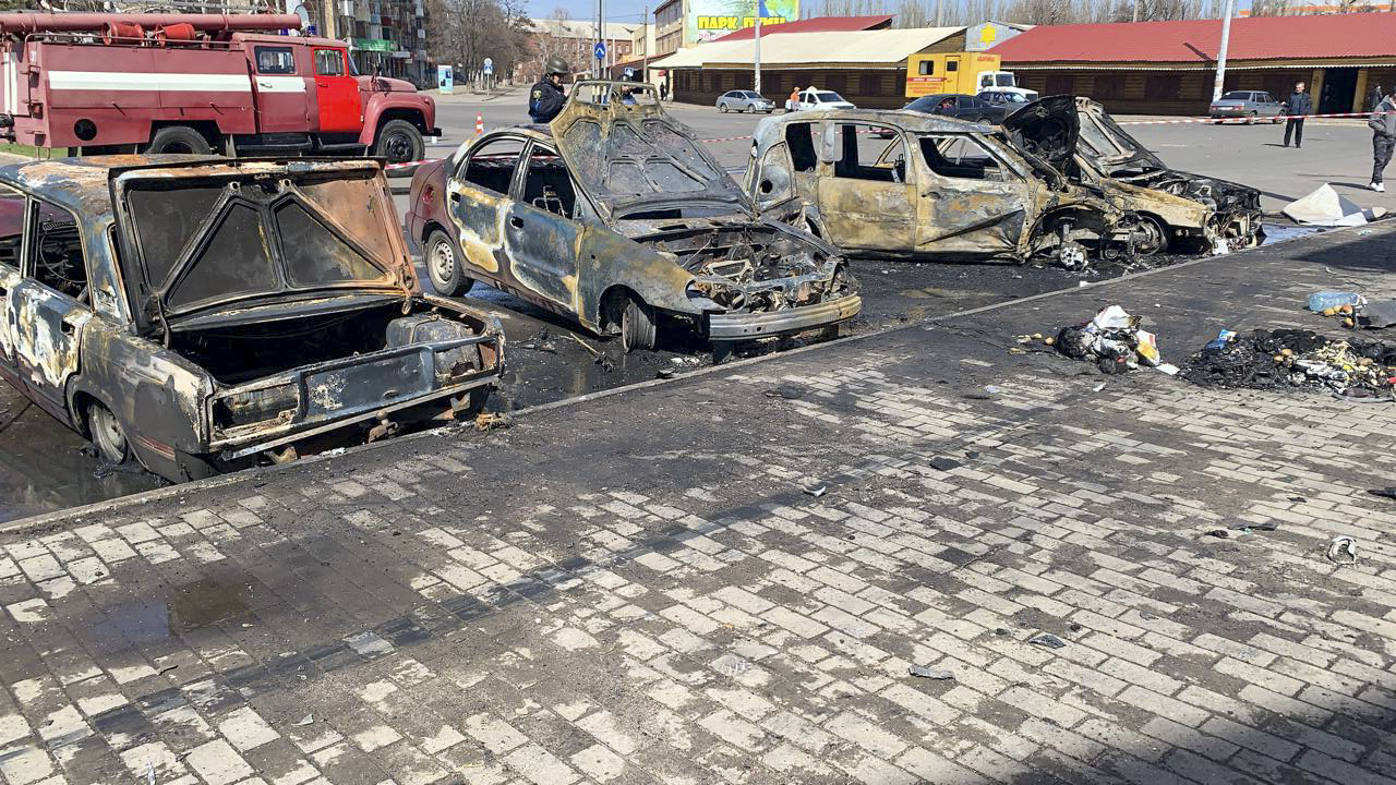 Các phương tiện bị cháy rụi tại ga tàu Kramatorsk hôm nay. Ảnh: AFP.