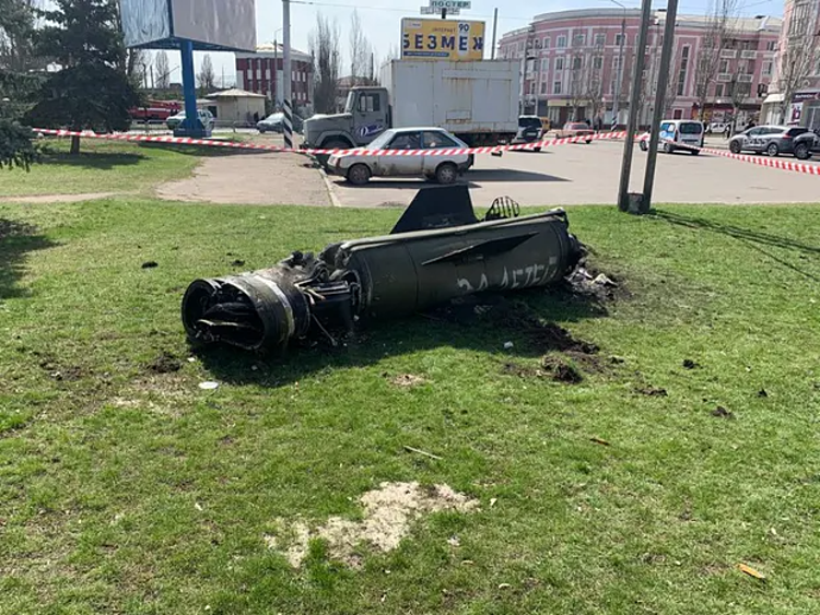 Một phần quả đạn tại khu vực gần ga tàu Kramatorsk hôm nay. Ảnh: AFP.