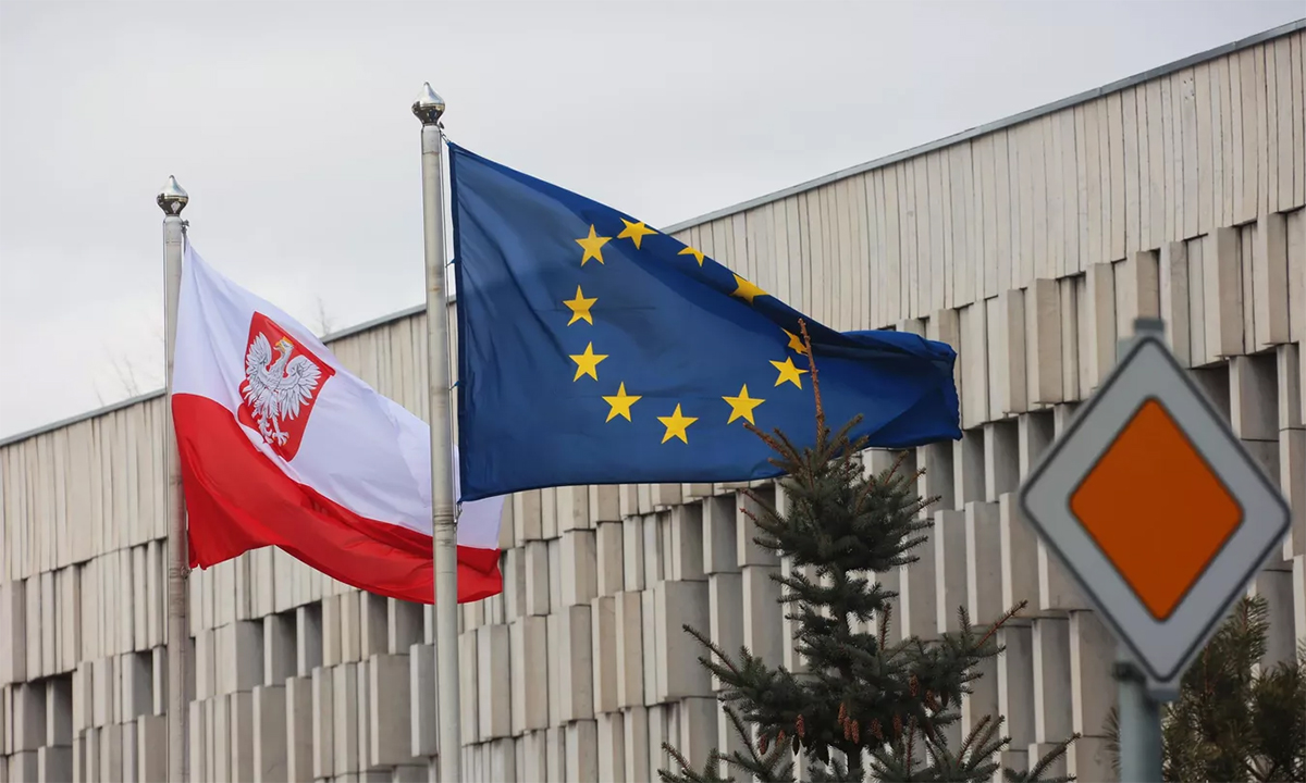 Cờ với quốc huy Ba Lan và cờ EU bên ngoài đại sứ quán Ba Lan tại Moskva, Nga tháng 3/2021. Ảnh: RIA Novosti.