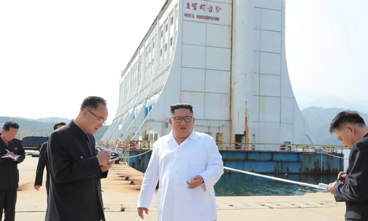 Chủ tịch Triều Tiên Kim Jong-un đến thăm khu nghỉ dưỡng Kumgang, Triều Tiên. Đằng sau là khách sạn nổi Haegeumgang đang bị phá dỡ. Ảnh: AP.