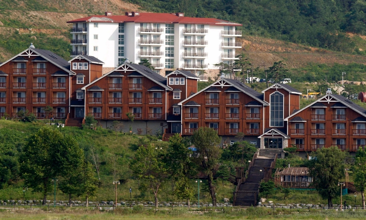 Dãy biệt thự do Hàn Quốc đầu tư nằm dọc bờ biển thuộc khu resort Kumgang, Triều Tiên ngày 1/9/2011. Ảnh: AP.