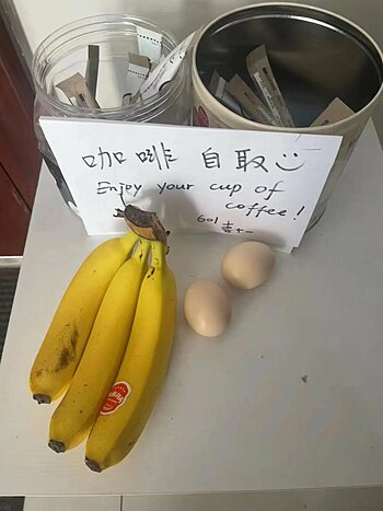 Chuối, trứng và cà phê mà cư dân trong một khu dân cư ở quận Tùng Giang, Thượng Hải trao đổi với nhau giữa lệnh phong tỏa. Ảnh: Cici Chen.