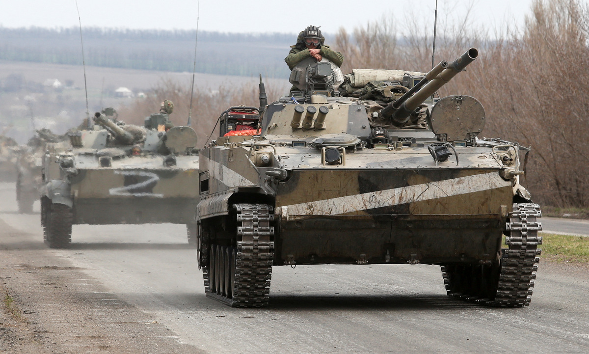 Đoàn xe thiết giáp của lực lượng ly khai Ukraine tại Mariupol hôm 10/4. Ảnh: Reuters.