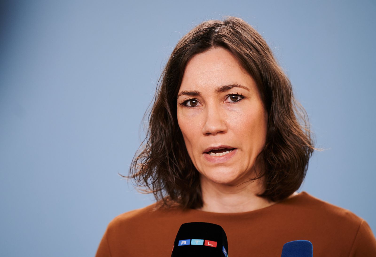 Anne Spiegel phát biểu từ chức ngày 10/4. Ảnh: Reuters.
