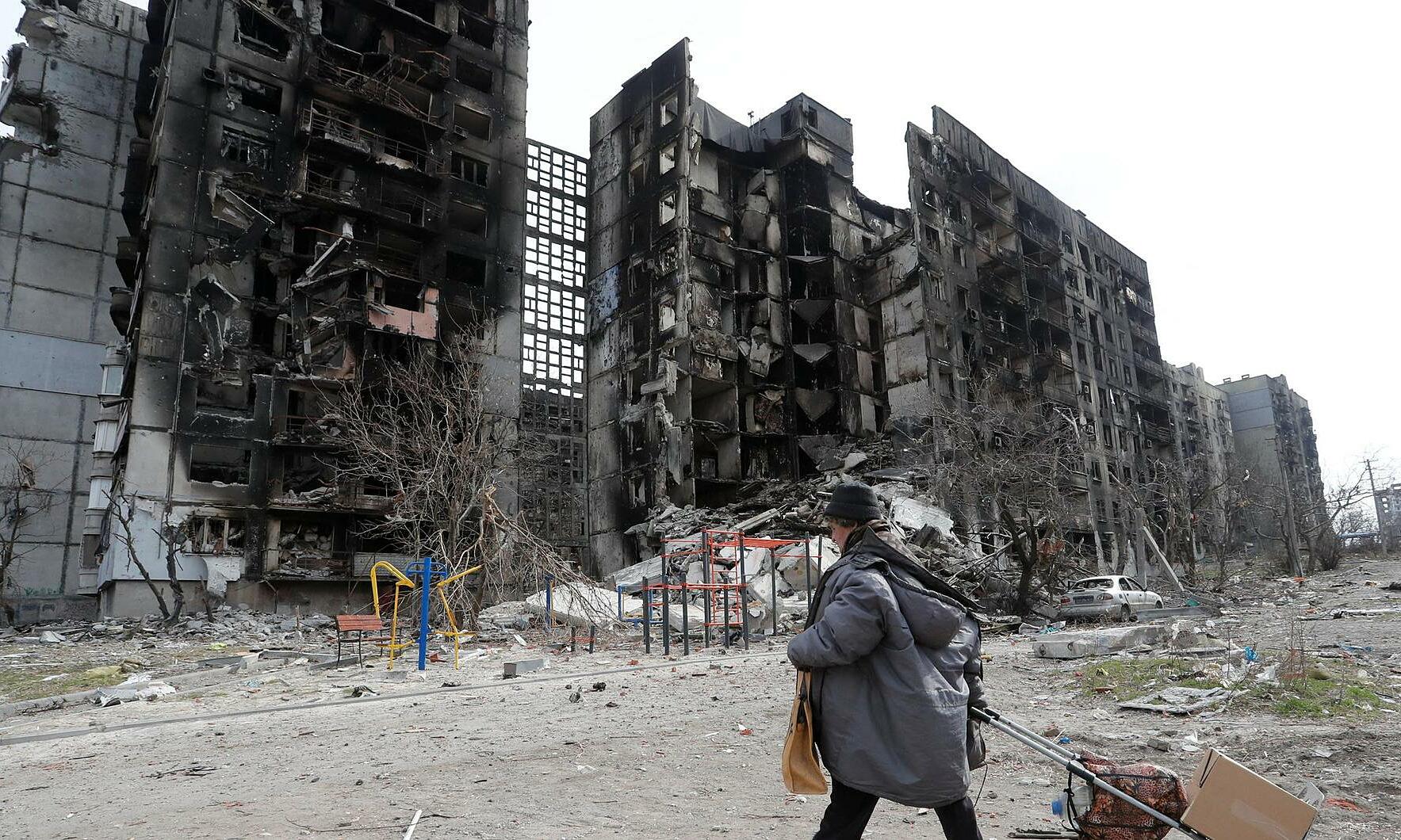 Một tòa nhà bị phá hủy sau giao tranh ở thành phố Mariupol, phía nam Ukraine hôm 3/4. Ảnh: Reuters.