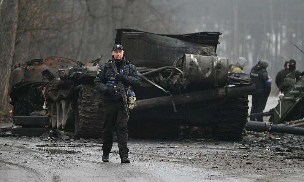 Cảnh sát Ukraine tuần tra ở làng Dmytrivka, phía tây Ukraine ngày 2/4 sau khi các lực lượng Nga rút khỏi khu vực quanh thủ đô. Ảnh: AFP.