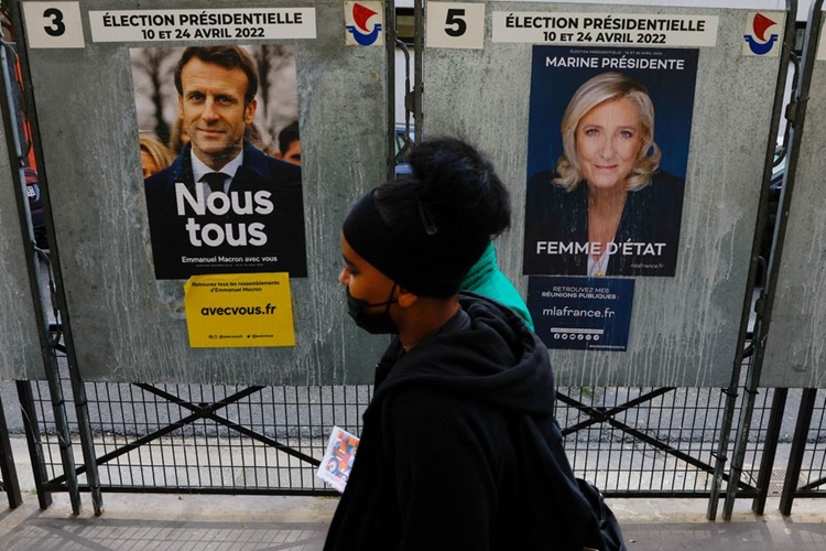 Poster tranh cử của ông Macron và bà Le Pen ở Paris hôm 4/4. Ảnh: Reuters.