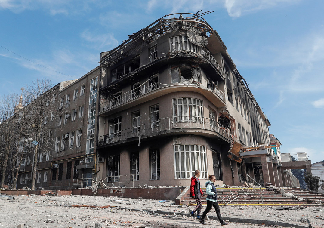 Một tòa nhà bị phá hủy sau pháo kích ở thành phố Mariupol, Ukraine hôm 10/4. Ảnh: Reuters.