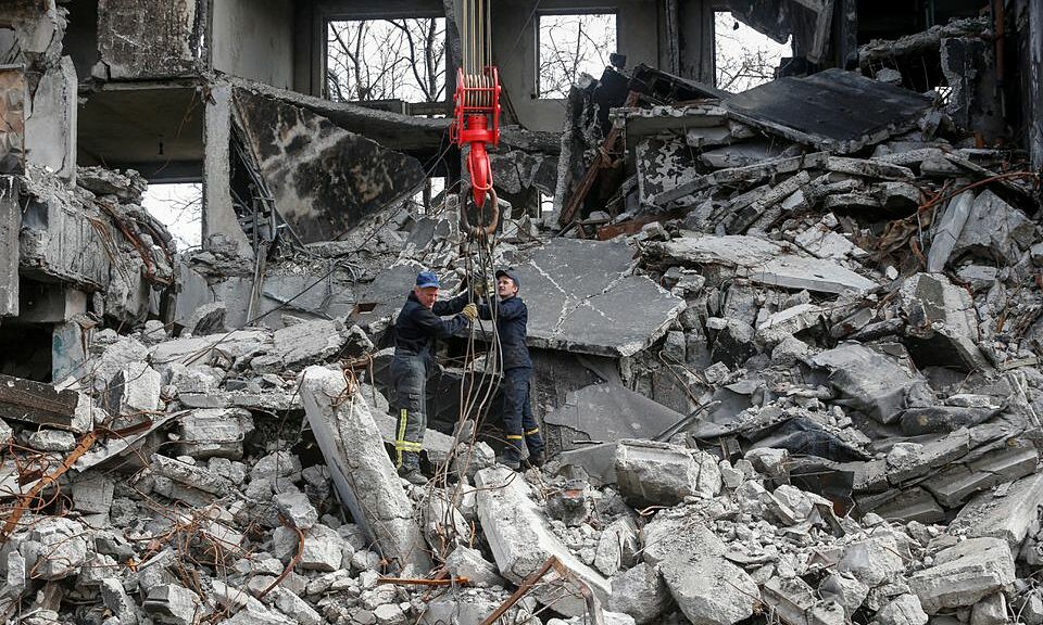 Nhân viên cứu hộ dọn dẹp một tòa nhà bị phá hủy sau giao tranh ở Mariupol, Ukraine hôm 10/4. Ảnh: Reuters.