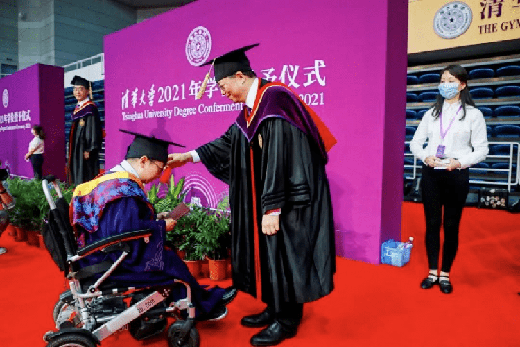 Hỷ Hiểu Nguyên nhận bằng tiến sĩ khoa kỹ thuật máy tính tại Đại học Thanh Hoa năm 2021. Ảnh: qq