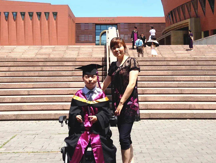 Hỷ Hiểu Nguyên chụp ảnh cùng mẹ trong ngày nhận bằng tiến sĩ  tháng 7/2021 tại Đại học Thanh Hoa. Ảnh: qq