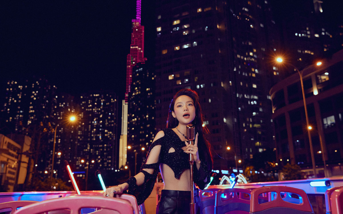 Ca sĩ Minh Hằng hát trên xe buýt, chạy quanh Sài Gòn. Ảnh: Nhân vật cung cấp