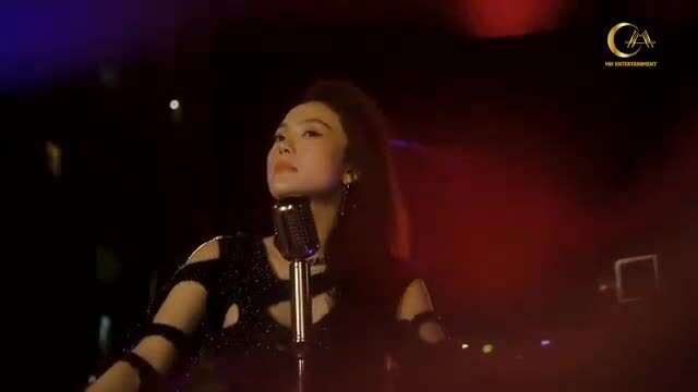 Minh Hằng hát trên xe buýt hai tầng