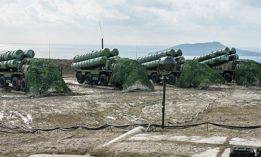 Xe chở đạn kiêm bệ phóng tên lửa S-400 Nga triển khai ở Crimea. Ảnh: BQP Nga.