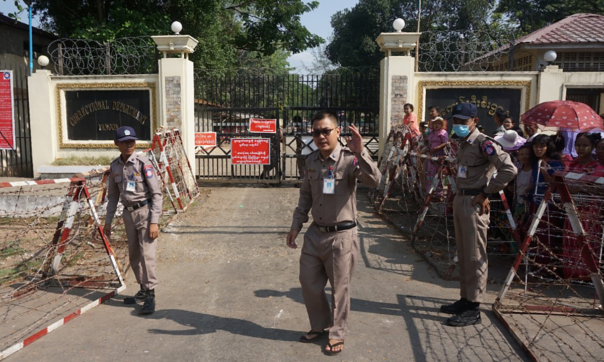 Cảnh sát Myanmar và thân nhân các tù nhân bên ngoài nhà tù  Insein ngày 17/4. Ảnh: AFP.