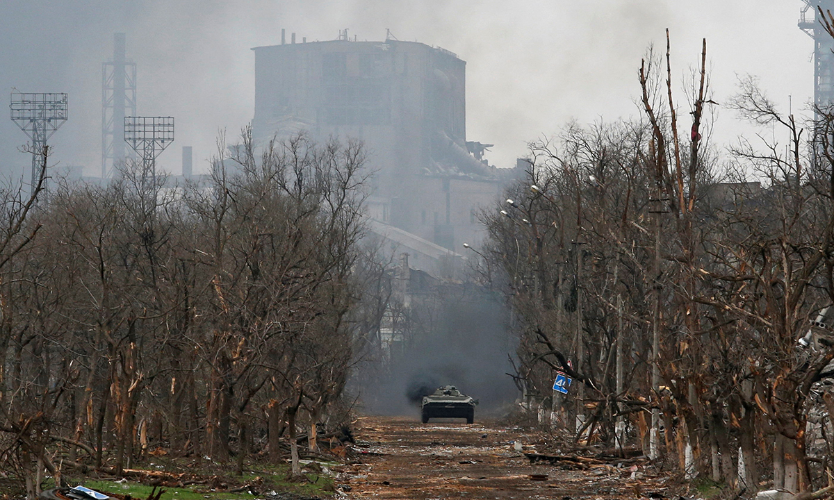 Thiết giáp của phe ly khai thân Nga bên ngoài nhà máy gang thép Azovstal ở Mariupol, miền đông Ukraine ngày 12/4, Ảnh: Reuters.